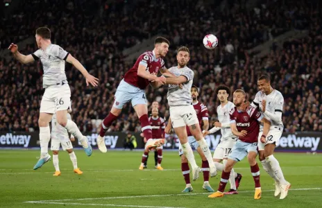 Football Lebanon - سيتي يلامس اللقب بهزيمته لأرسنال... وليفربول على خطى دوري الأبطال