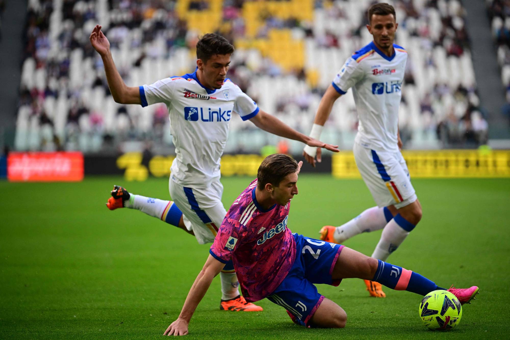 Football Lebanon - لاتسيو يؤجّل تسليم اللقب إلى نابولي