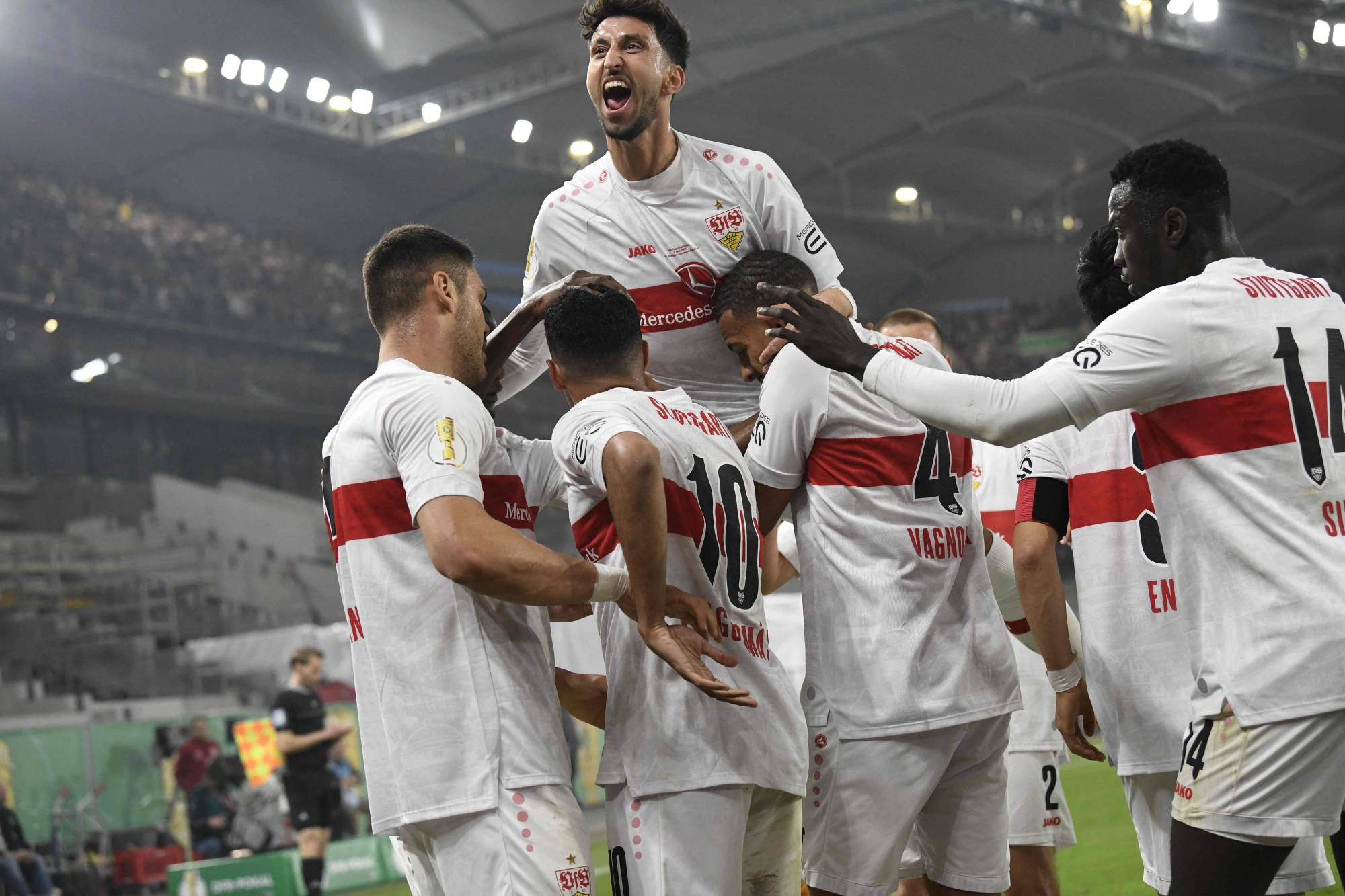 Football Lebanon - فرانكفورت يخلط أوراق شتوتغارت ويتأهل إلى نهائي الكأس