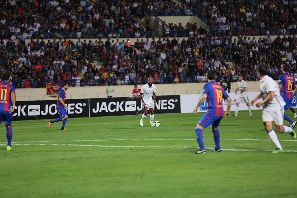 Football Lebanon - رونالدينيو يحسم لقاء اساطير الكلاسيكو