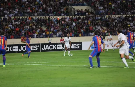 Football Lebanon - رونالدينيو يحسم لقاء اساطير الكلاسيكو