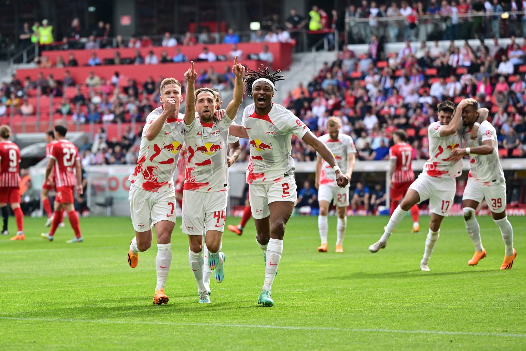 Football Lebanon - بايرن ينجو... ولايبزيغ إلى دوري الأبطال... و"خبصة" في البهوط
