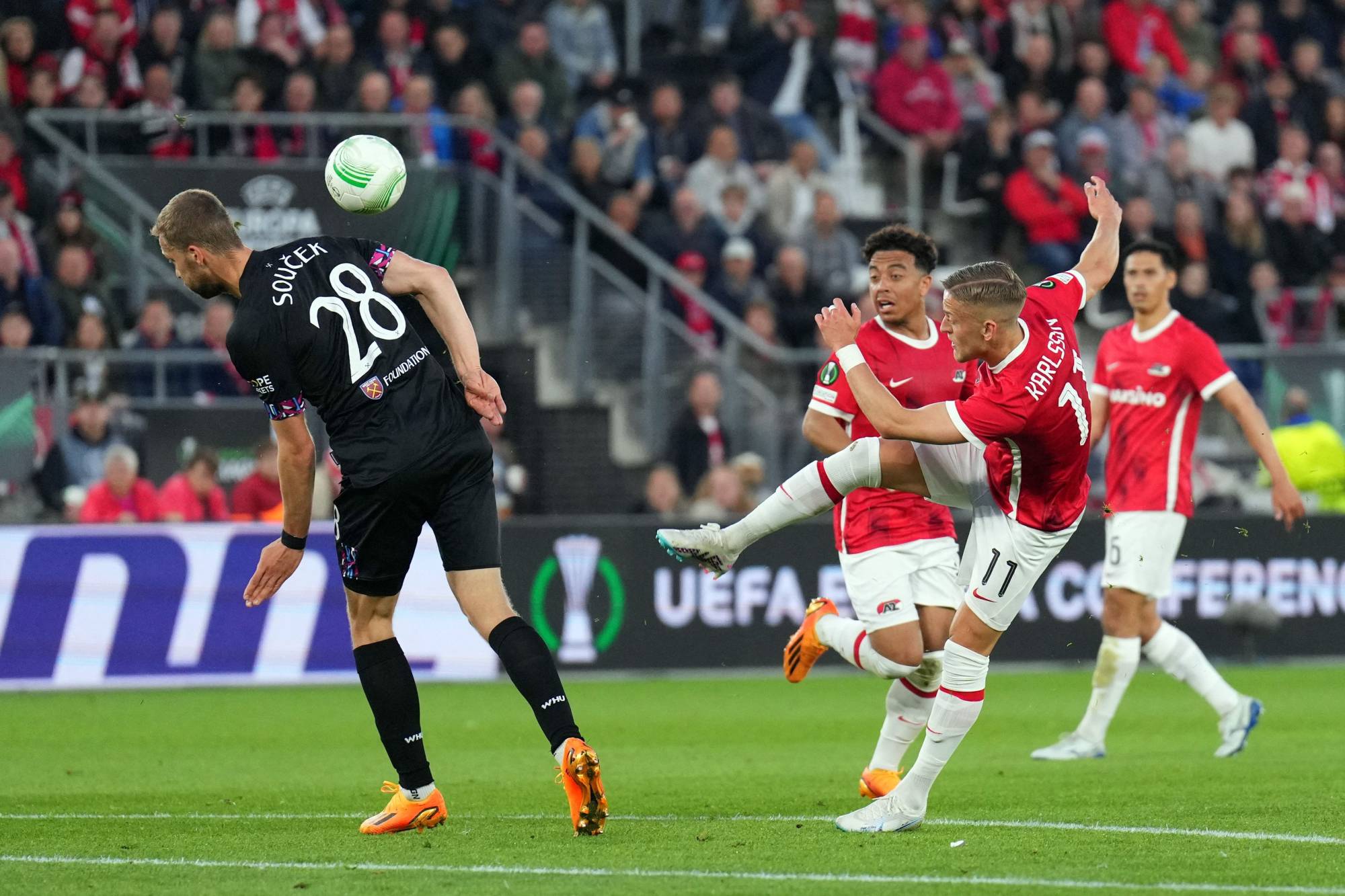 Football Lebanon - وست هام وفيورنتينا إلى نهائي كونفرنس ليغ