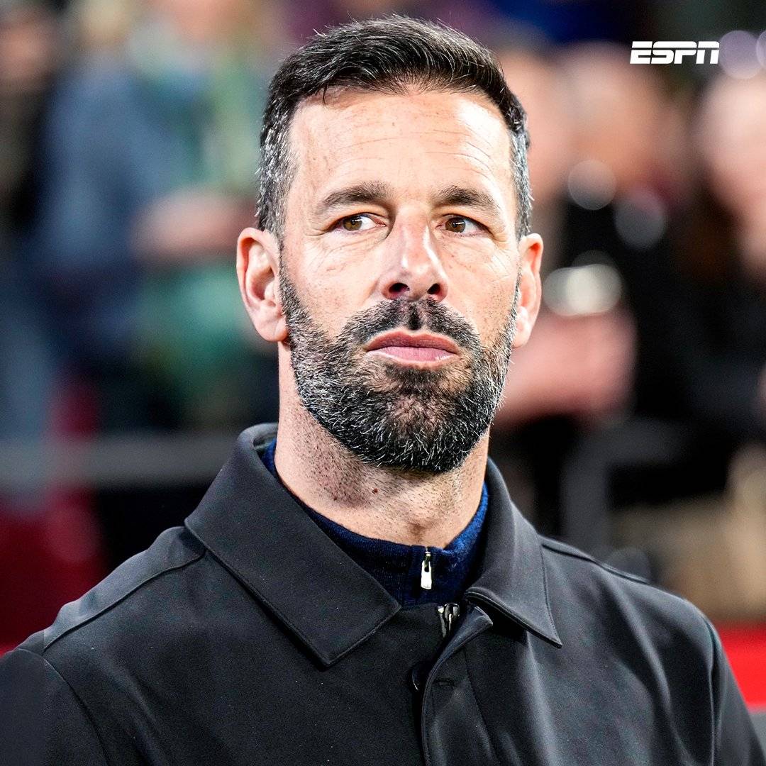 Football Lebanon - فان نيستلروي يتخلى عن أيندهوفن