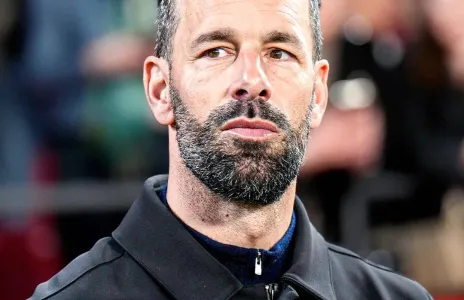 Football Lebanon - فان نيستلروي يتخلى عن أيندهوفن