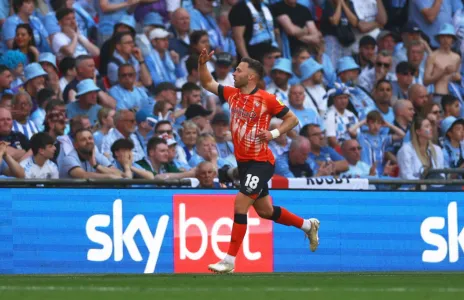 Football Lebanon - بعد 31 عاماً... لوتون تاون يفوز بالـ"بلاي أوف" ويعود إلى الدوري الإنكليزي