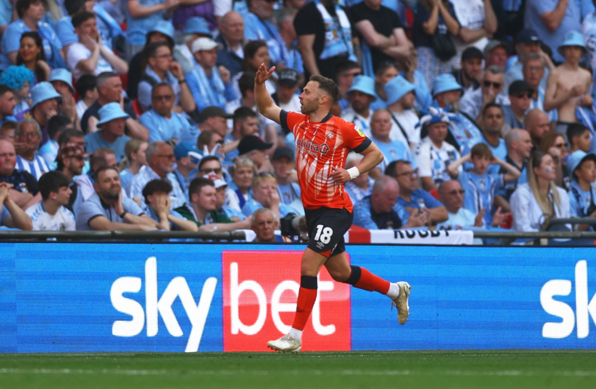 Football Lebanon - بعد 31 عاماً... لوتون تاون يفوز بالـ"بلاي أوف" ويعود إلى الدوري الإنكليزي