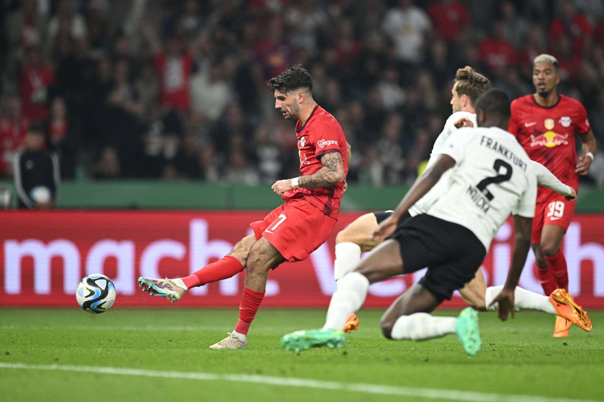 Football Lebanon - لايبزيغ يهزم فرانكفورت ويحتفظ بلقب كأس ألمانيا