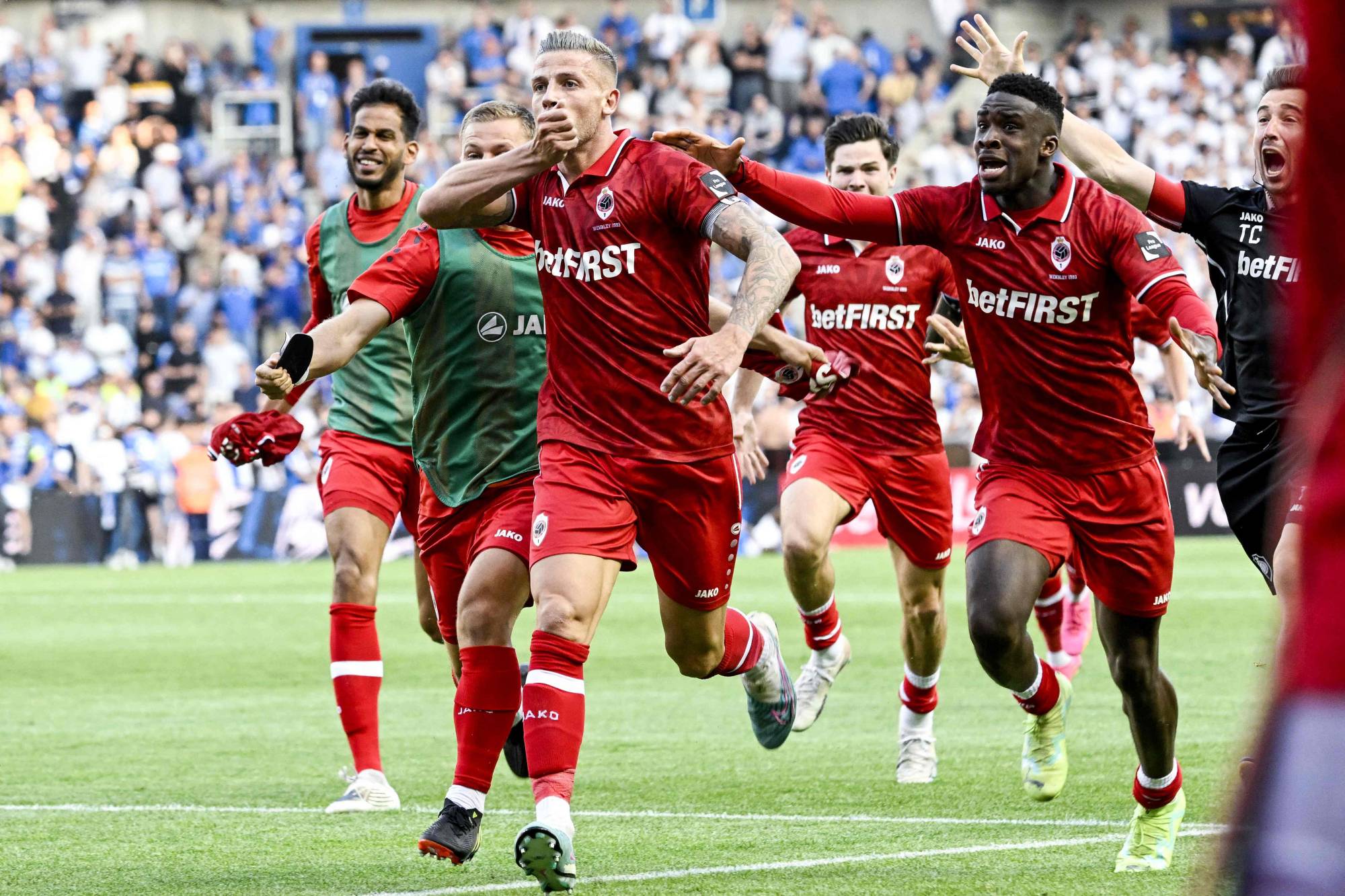 Football Lebanon - في الدقيقة 90+4... ألديرفيلد يتوّج أنتويرب بطلاً لبلجيكا