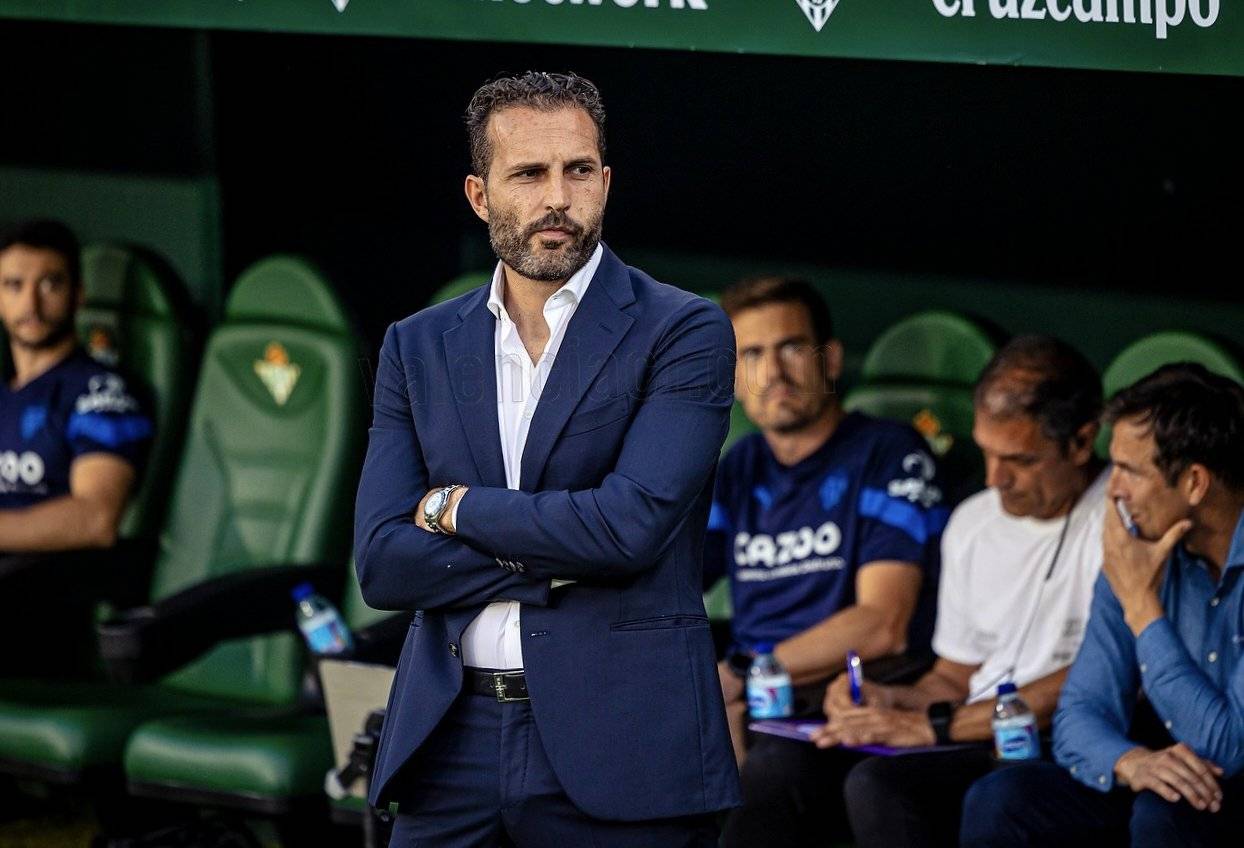 Football Lebanon - فالنسيا يمدّد عقد مدربه المنقذ