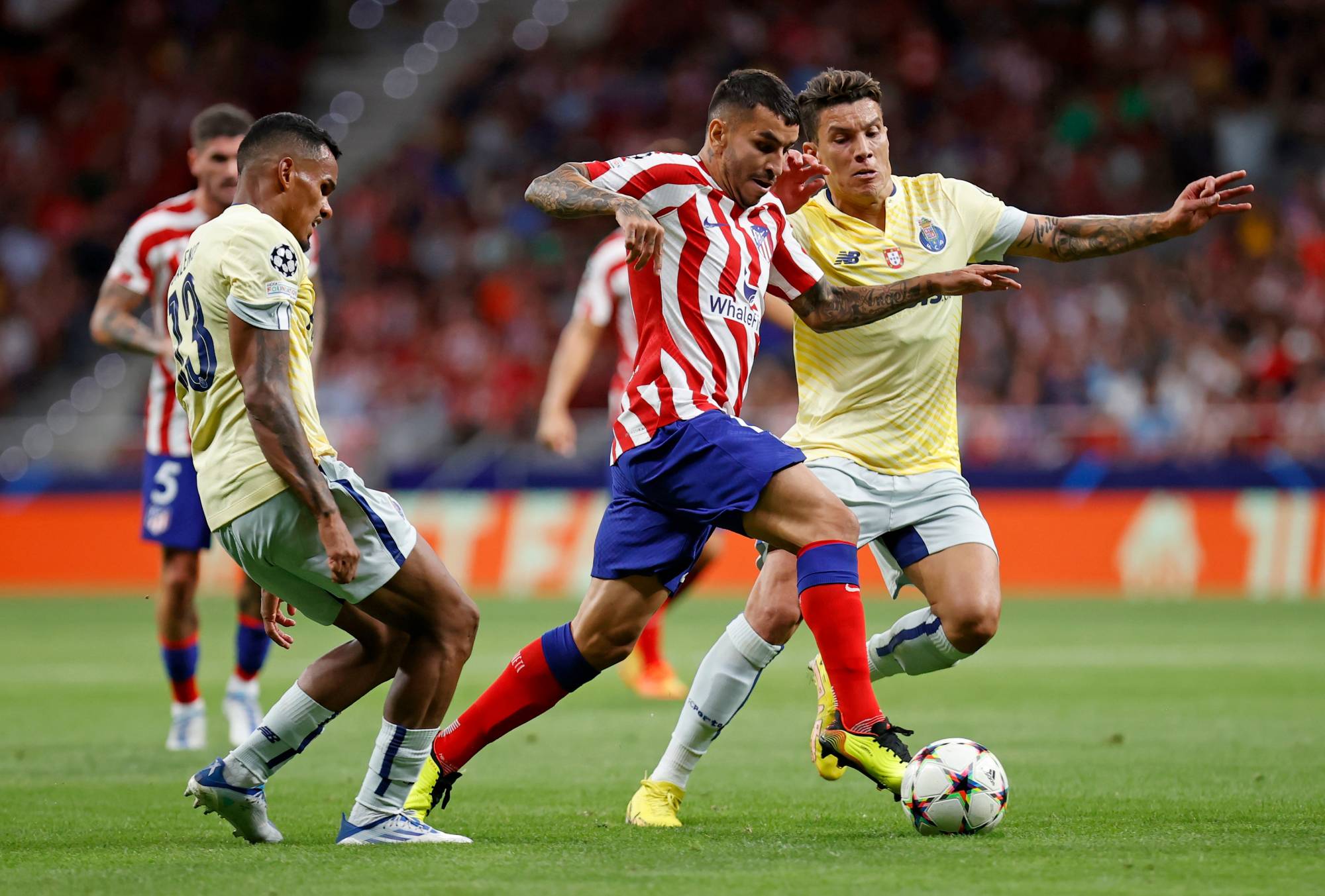 Football Lebanon - إرتفاع عائدات كرة القدم الأوروبية