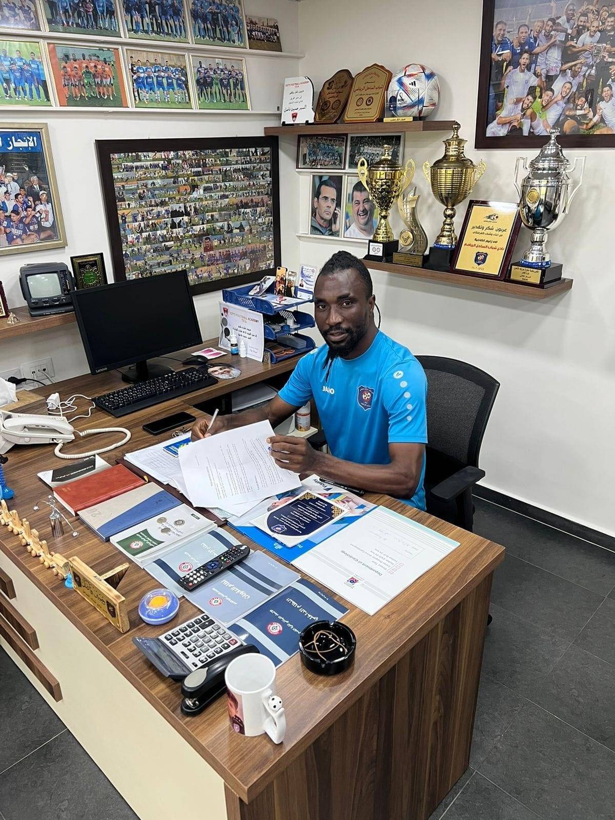 Football Lebanon - نادي شباب الساحل يجدد عقد اللاعب النيجيري أندرو ايكيفي