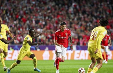 Football Lebanon - ليفربول يضع قدماً بنصف نهائي الأبطال بثلاثية في بنفيكا