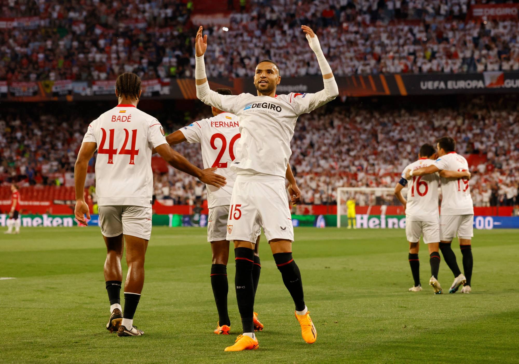 Football Lebanon - إشبيلية يطيح بمانشستر ويلحق بيوفنتوس وروما
