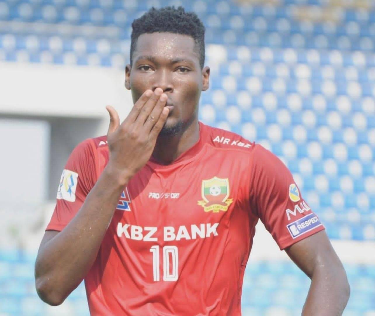 Football Lebanon - النيجيري إيمانيول يوقع للنجمة