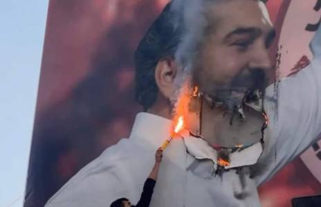 Football Lebanon - جمهور النجمة الغاضب يحرق صورة الصقال