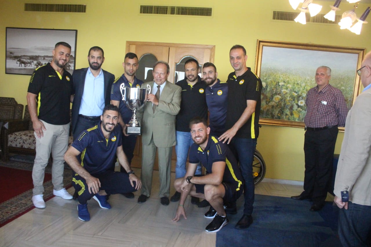 Football Lebanon - العهد يسلم كأس لبنان الى الرئيس لحود