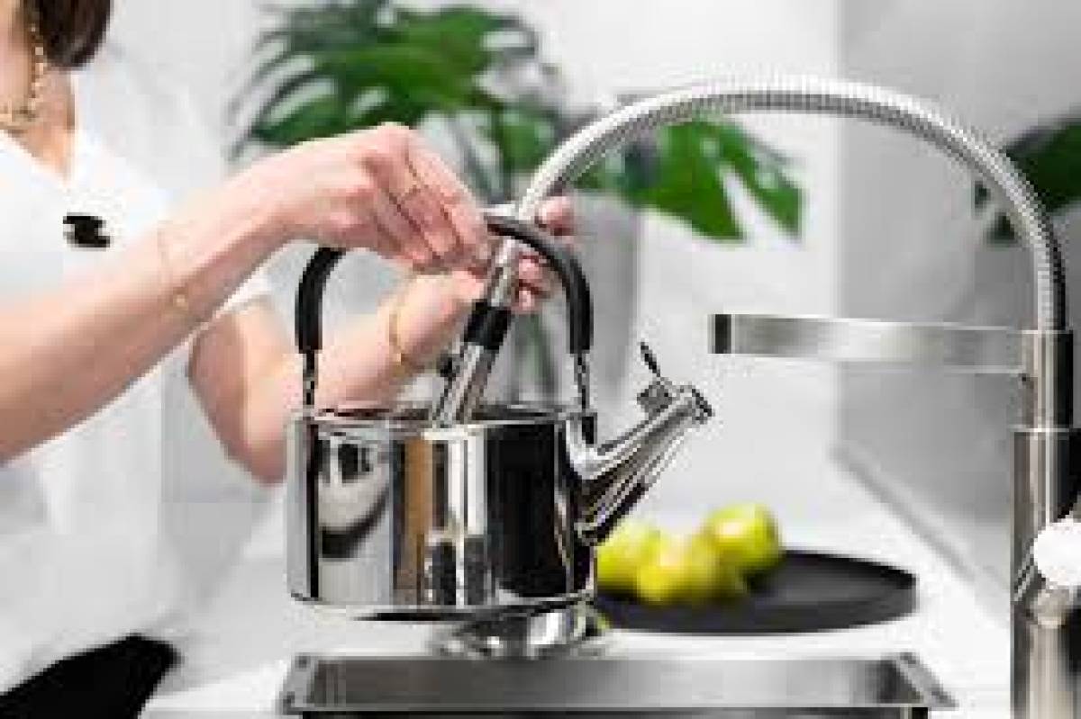 Vialli - KETTLE 1.5L WITH A WHISTLE POLISHED STEEL DIAMANTE
