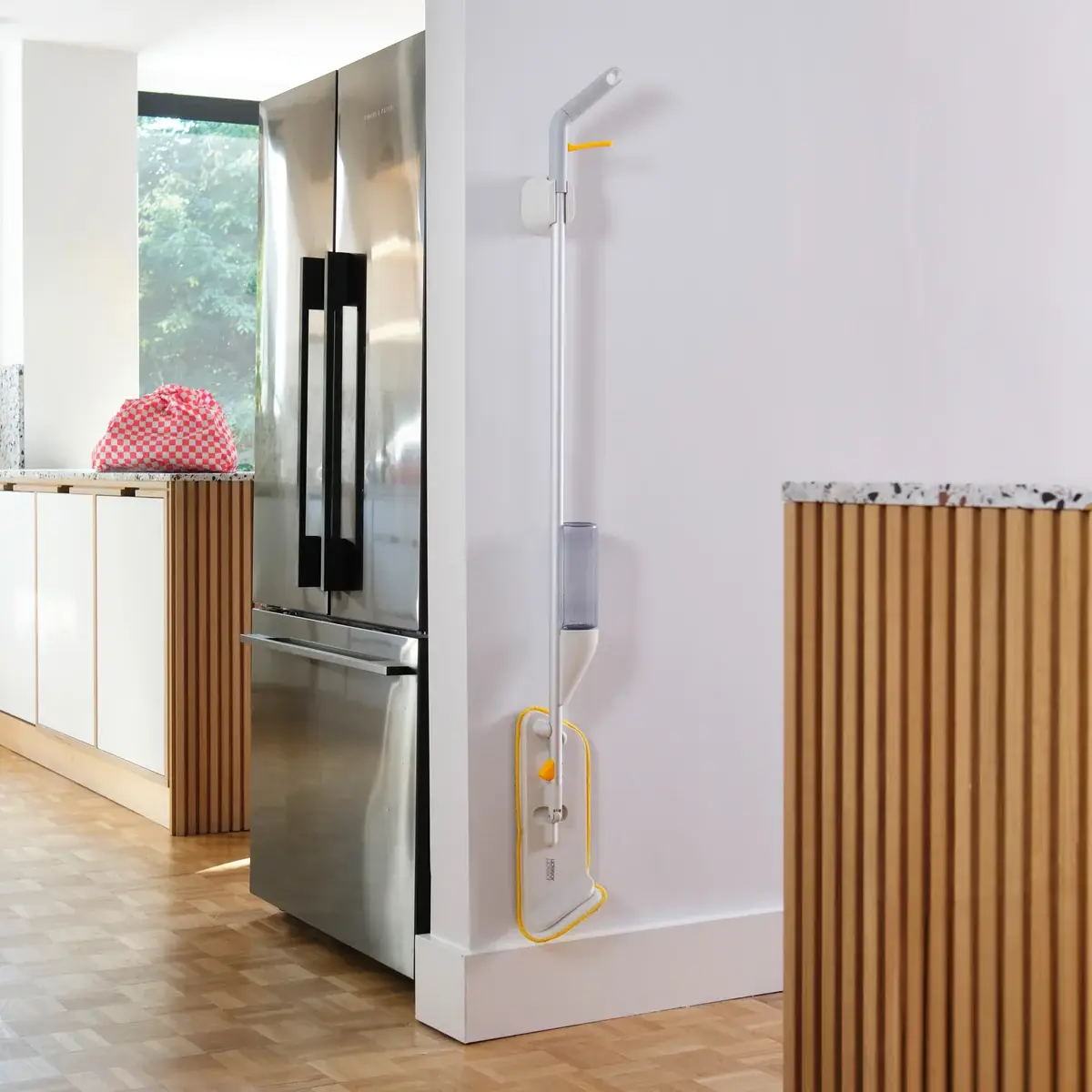 Joseph Joseph Clean Tech Spray Mop W.scrubing Pad