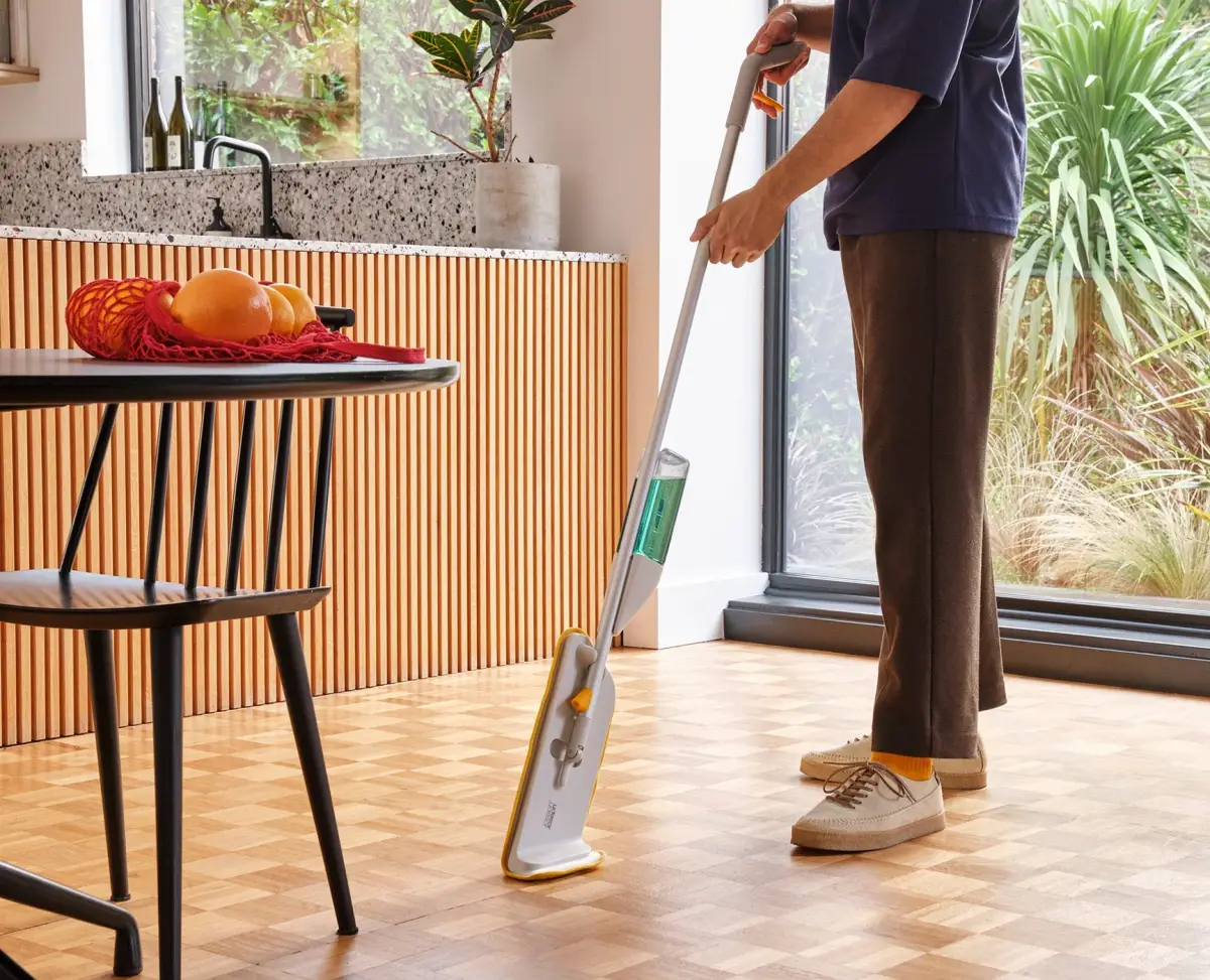 Joseph Joseph Clean Tech Spray Mop W.scrubing Pad