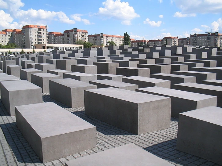 NS-Gedenkstätten Beton-Stelen des Denkmals für die ermordeten Juden Europas in Berlin StudySmarter