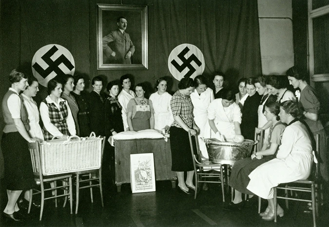 Frauen im Nationalsozialismus, Mütterschulung in einer Mütterschule, StudySmarter