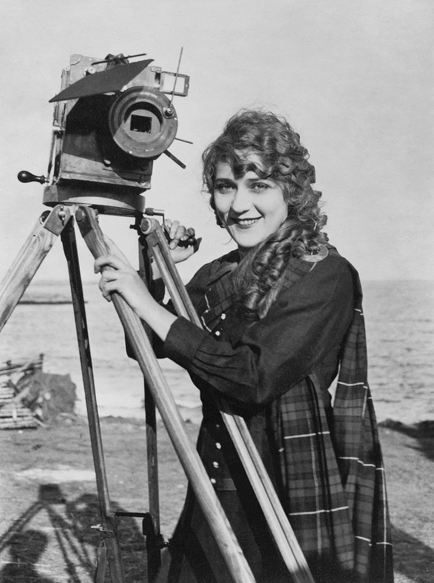 American Pop Culture, Fotografía de May Pickford con su cámara en una playa, 1916, Estudia mejor.