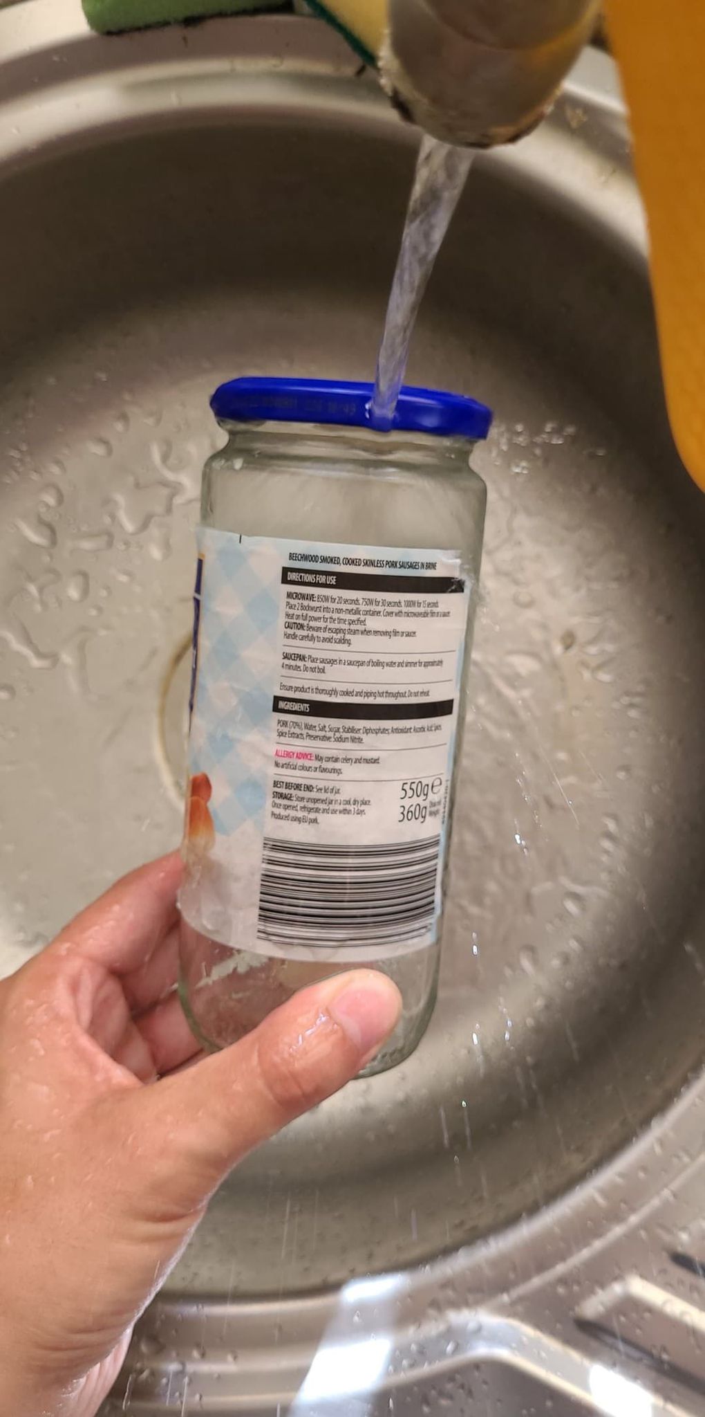 Expansion thermique Image d'une personne faisant couler de l'eau chaude sur le couvercle d'un bocal StudySmarter
