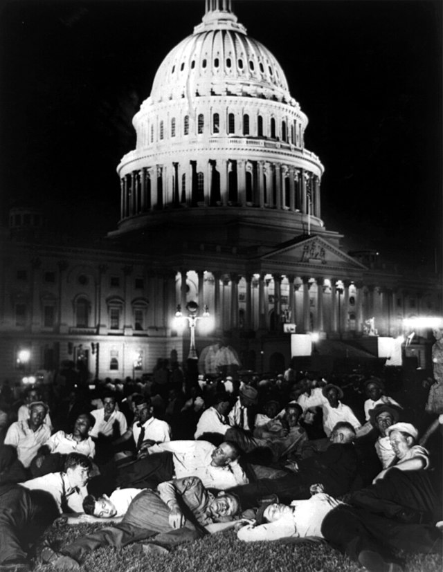 Une photographie en noir et blanc de la Bonus Army sur les marches du Capitole Washington DC StudySmarter