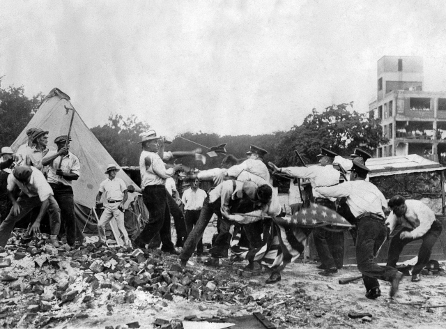 Una fotografía en blanco y negro de un conflicto entre el Ejército Bonus y la Policía StudySmarter