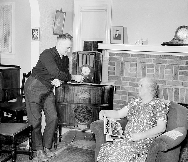 Election of 1936, a black and white photograph of a family listening to the radio in the 1930s, 91Ó°ÊÓ