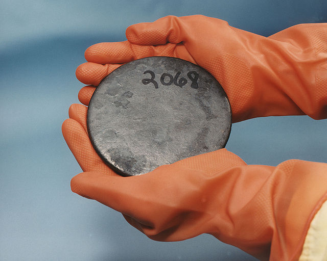 Décroissance radioactive Billet d'uranium hautement enrichi StudySmarter