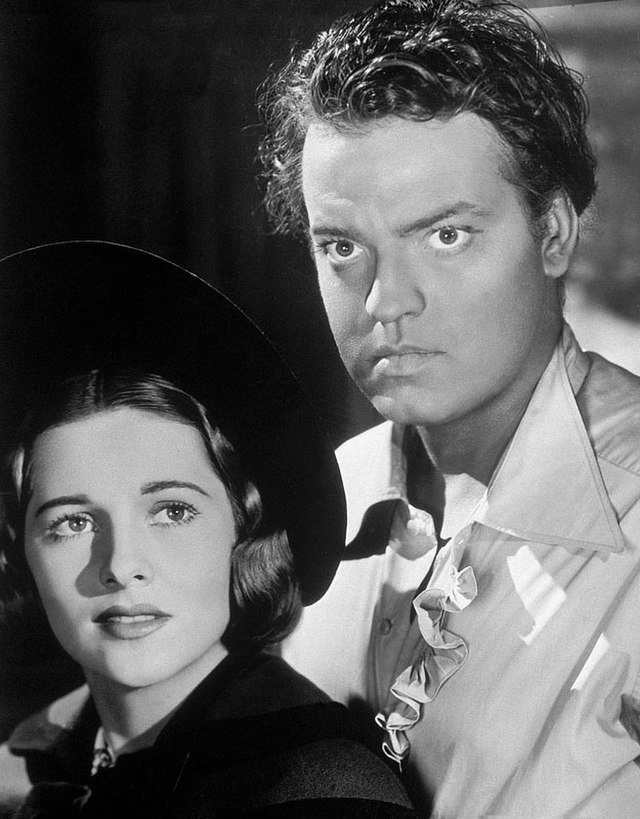 Jane Eyre, Joan Fontaine y Orson Welles mirando hacia delante con preocupación en la película Jane Eyre, StudySmarter