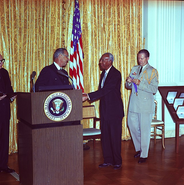 Histoire des États-Unis Le président Lyndon Johnson remet à A. Philip Randolph la médaille présidentielle de la liberté StudySmarter