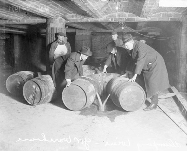Amendements de l'ère progressiste Photographie en noir et blanc d'agents fédéraux détruisant des tonneaux d'alcool pendant la Prohibition aux États-Unis StudySmarter
