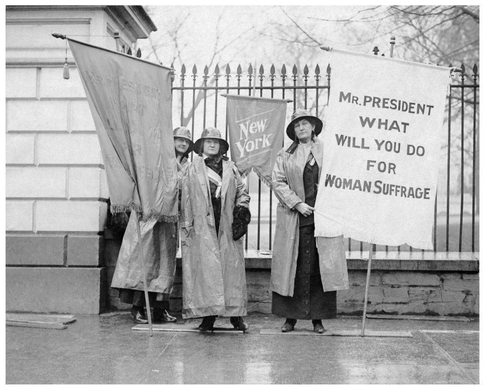 American Suffrage Movement - Suffragists picketing outside the Whitehouse - StudySmarter - US Library of Congress