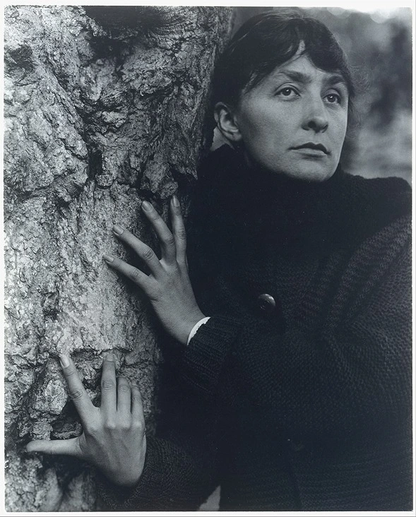 Georgia O'Keeffe, Georgia O'Keeffe, a photograph by Alfred Stieglitz, 1918, Study Smarter.