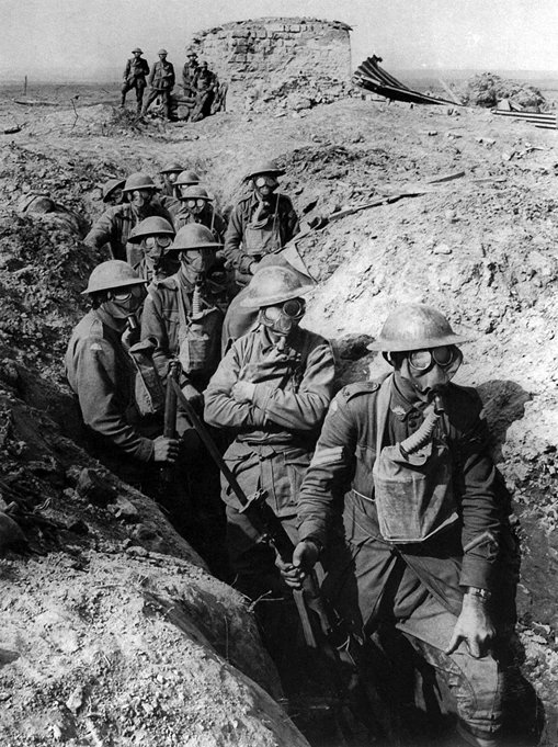 Militarisme, infanterie australienne portant des masques à gaz (Small Box Respirators, SBR), 45e bataillon, 4e division australienne à Garter Point près de Zonnebeke, secteur d'Ypres, 27 septembre 1917, photo du capitaine Frank Hurley. Source : Wikipedia Commons (domaine public), StudySmarter.