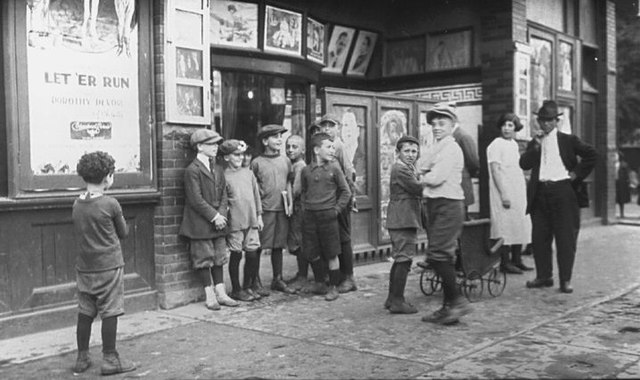 Hollywood Golden Age, A black and white photograph of a movie theater in 1922, 91Ó°ÊÓ