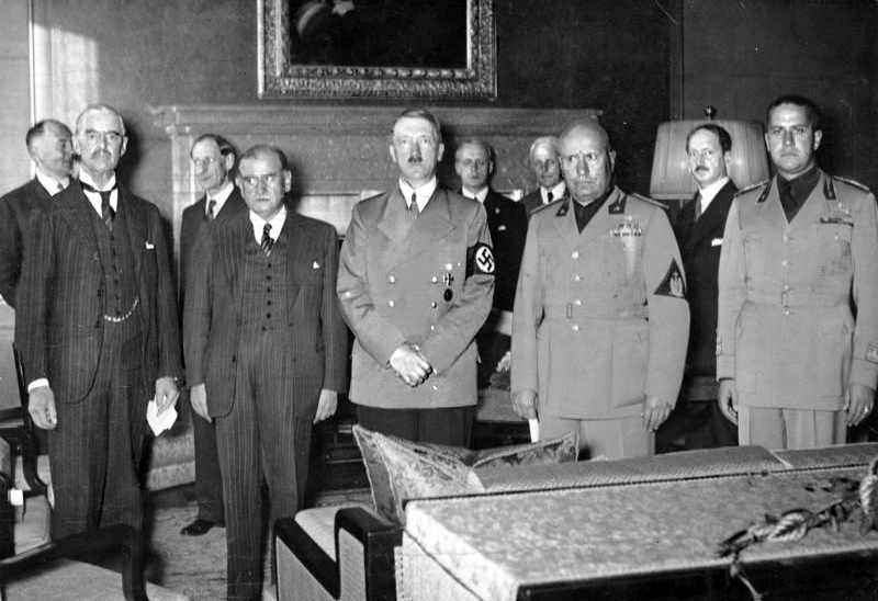 Causas de la Segunda Guerra Mundial, firmantes del Acuerdo de Munich, (I-D) Chamberlain de Gran Bretaña, Daladier de Francia, Hitler de Alemania, Mussolini y Ciano de Italia, septiembre de 1938. Fuente: Bundesarchiv, Bild 183-R69173 / CC-BY-SA 3.0, Wikipedia Commons, StudySmarter.