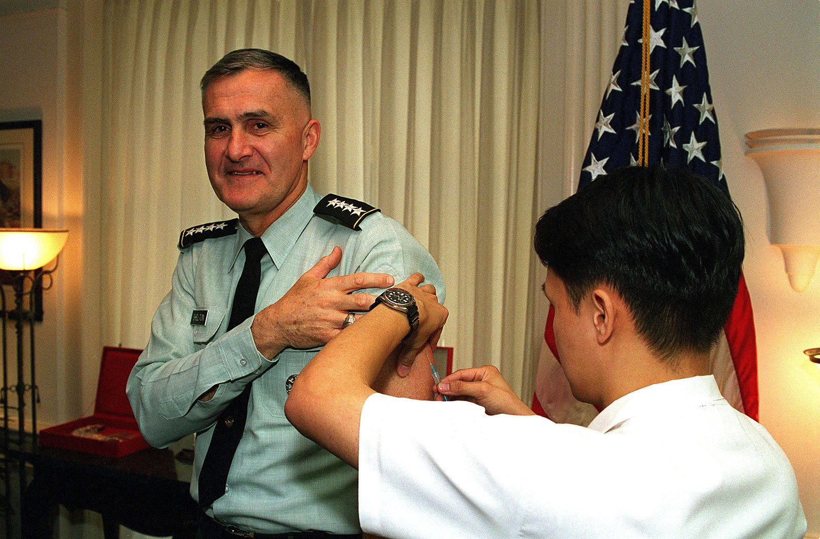 Louis Pasteur Miembro del Ejército de EE.UU. recibiendo la tercera de una serie de seis inoculaciones contra el ántrax en 1998 StudySmarter