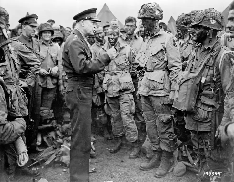 Opération Overlord Dwight D Eisenhower s'adressant aux parachutistes avant l'invasion du jour J StudySmarter
