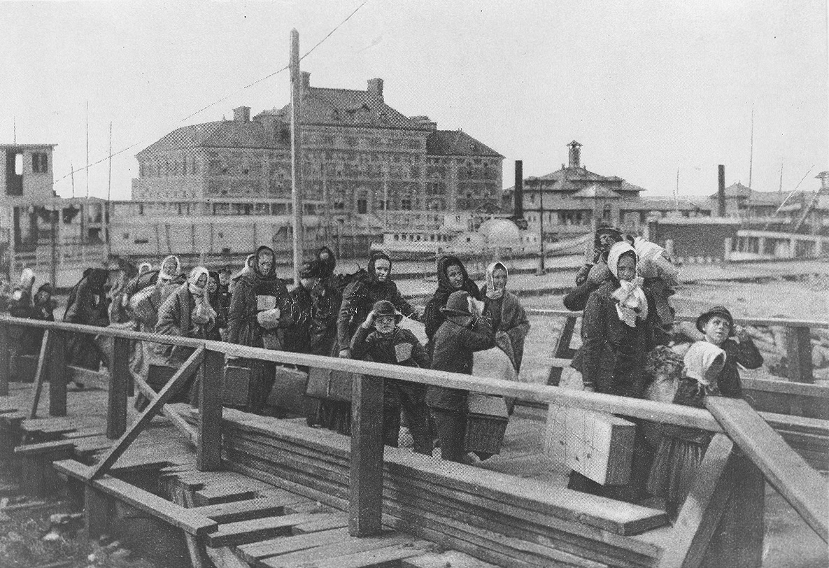 Nueva York en la Edad Dorada Emigrantes que bajan de un barco de vapor para ir a Ellis Island Estudia mejor