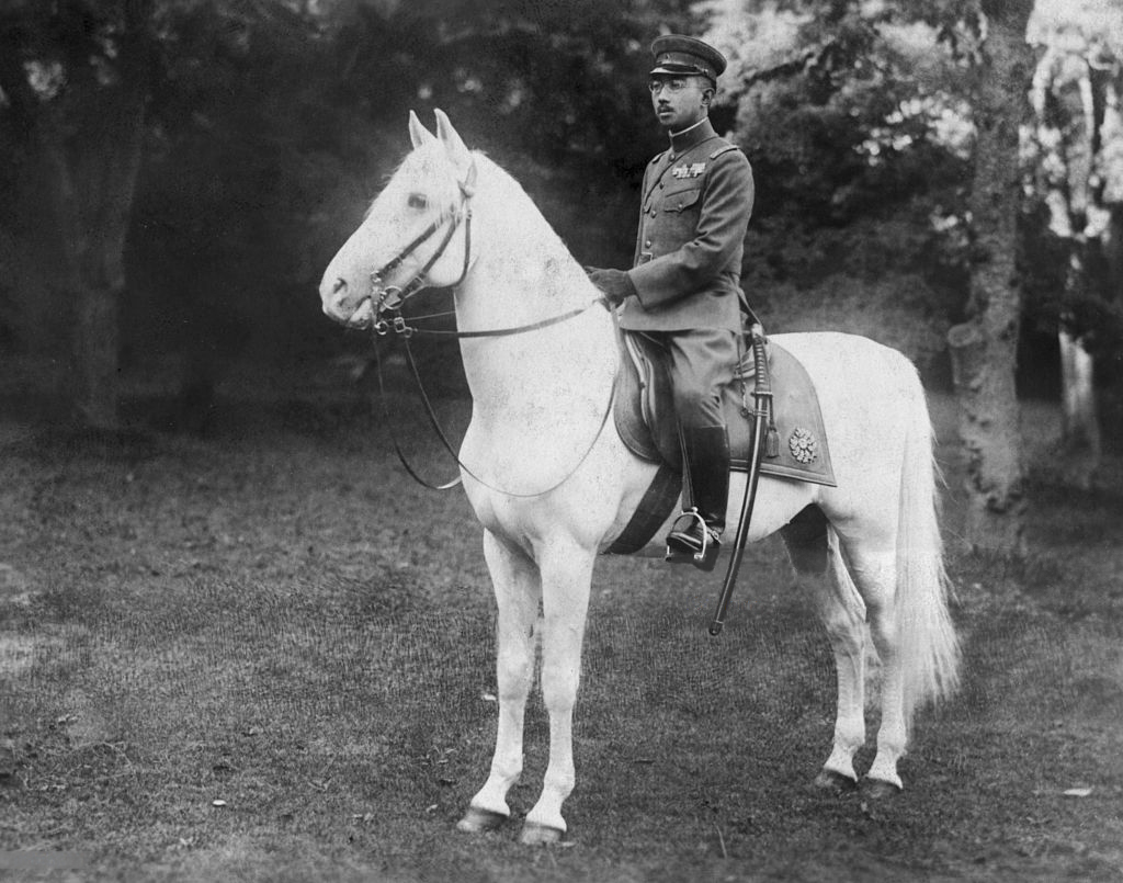 Causas de la Segunda Guerra Mundial, el emperador Hirohito canalizando la estética militarista en su caballo blanco favorito, 1935. Fuente: Osaka Asahi Shimbun, Wikipedia Commons (dominio público), StudySmarter.