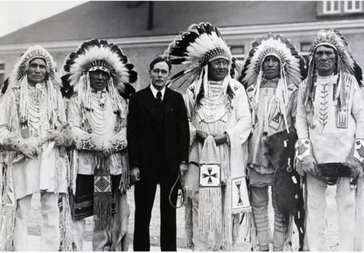 Los nativos americanos y el Nuevo Trato John Collier con líderes indígenas StudySmarter