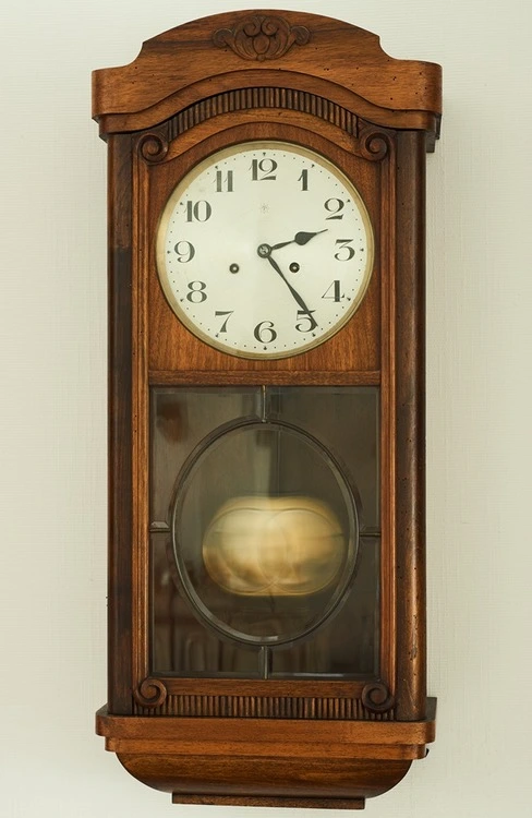 Pendule simple Les horloges classiques comme les horloges de grand-père obéissent à un mouvement harmonique simple StudySmarter