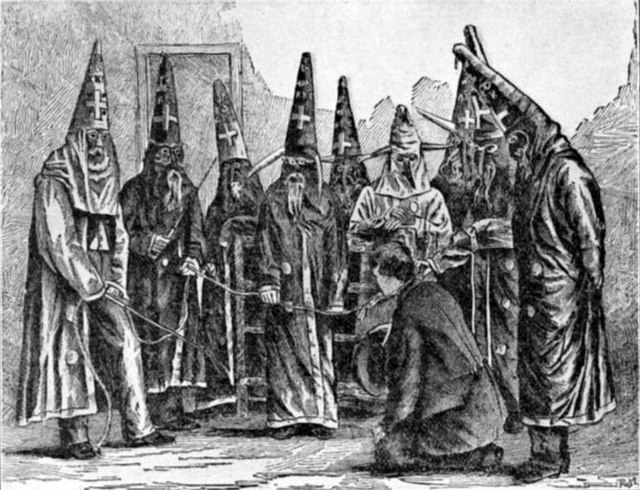 Dibujo en blanco y negro de miembros del Ku Klux Klan StudySmarter