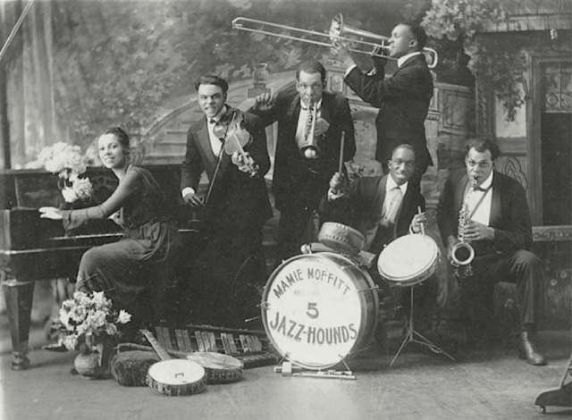A black and white photograph of the Jazz ensemble Mamie Moffitt and the Jazz Hounds StudySmarter