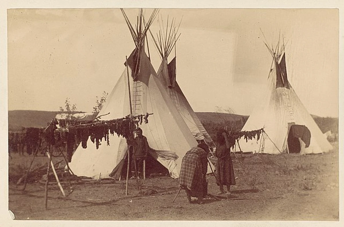 Destruction of Native American Society, Indigenous Women standing outside their homes, StudySmarter
