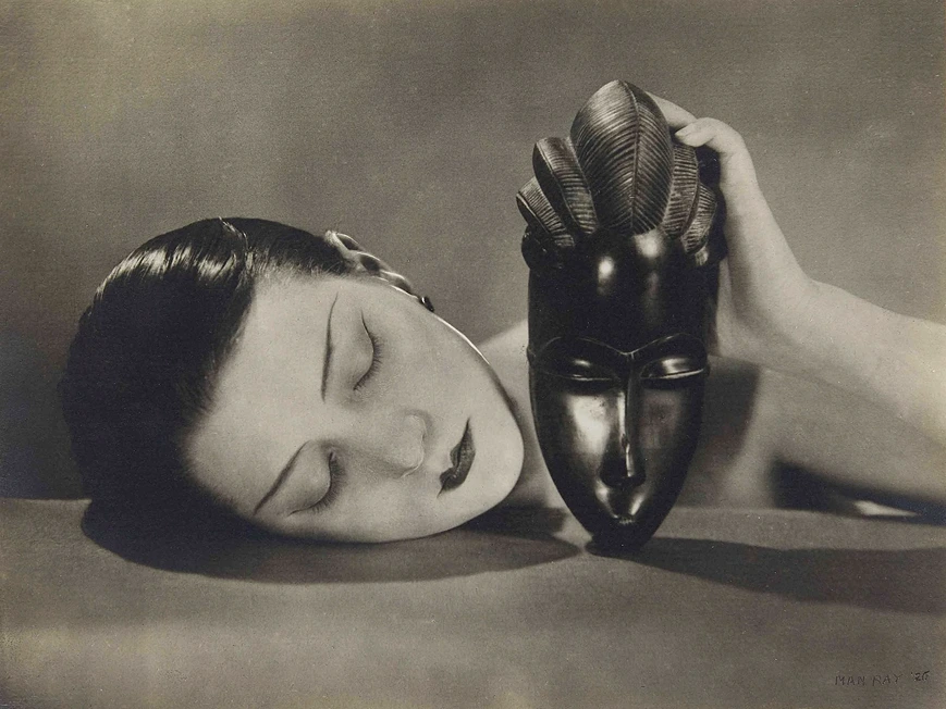 Modernisme américain Noire et Blanche par le photographe Man Ray en 1926 publié à l'origine dans Vogue StudySmarter